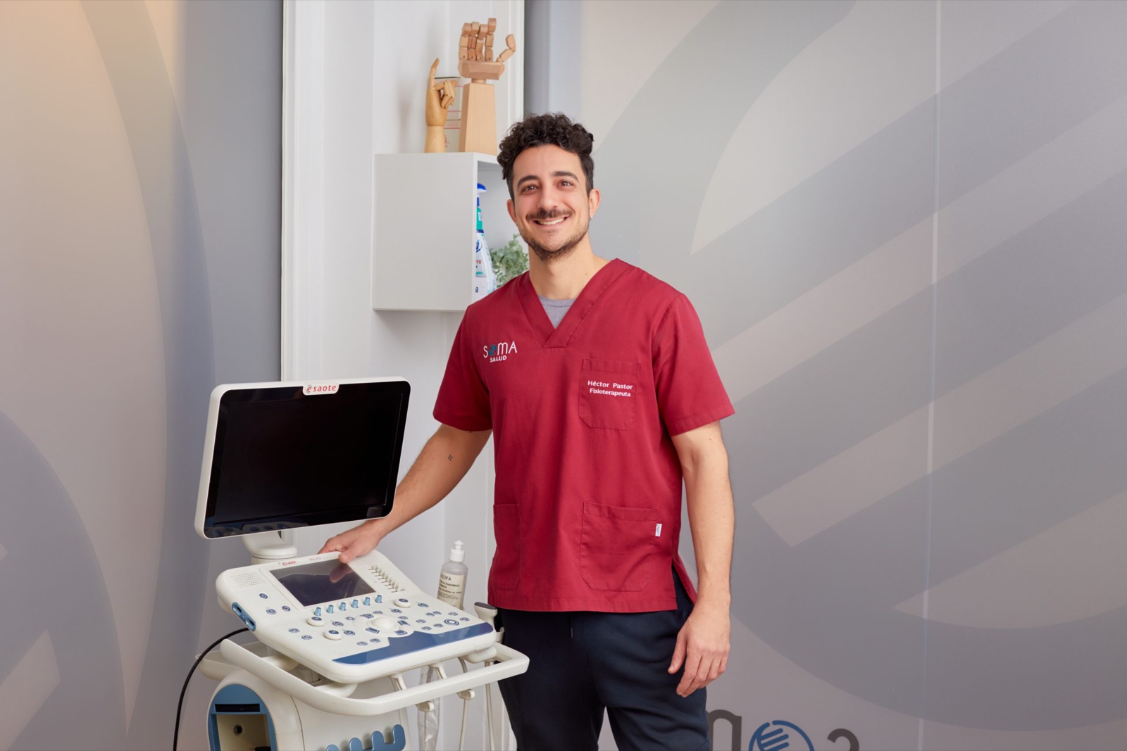Fisioterapeuta de Soma Salud junto al ecógrafo de la clínica